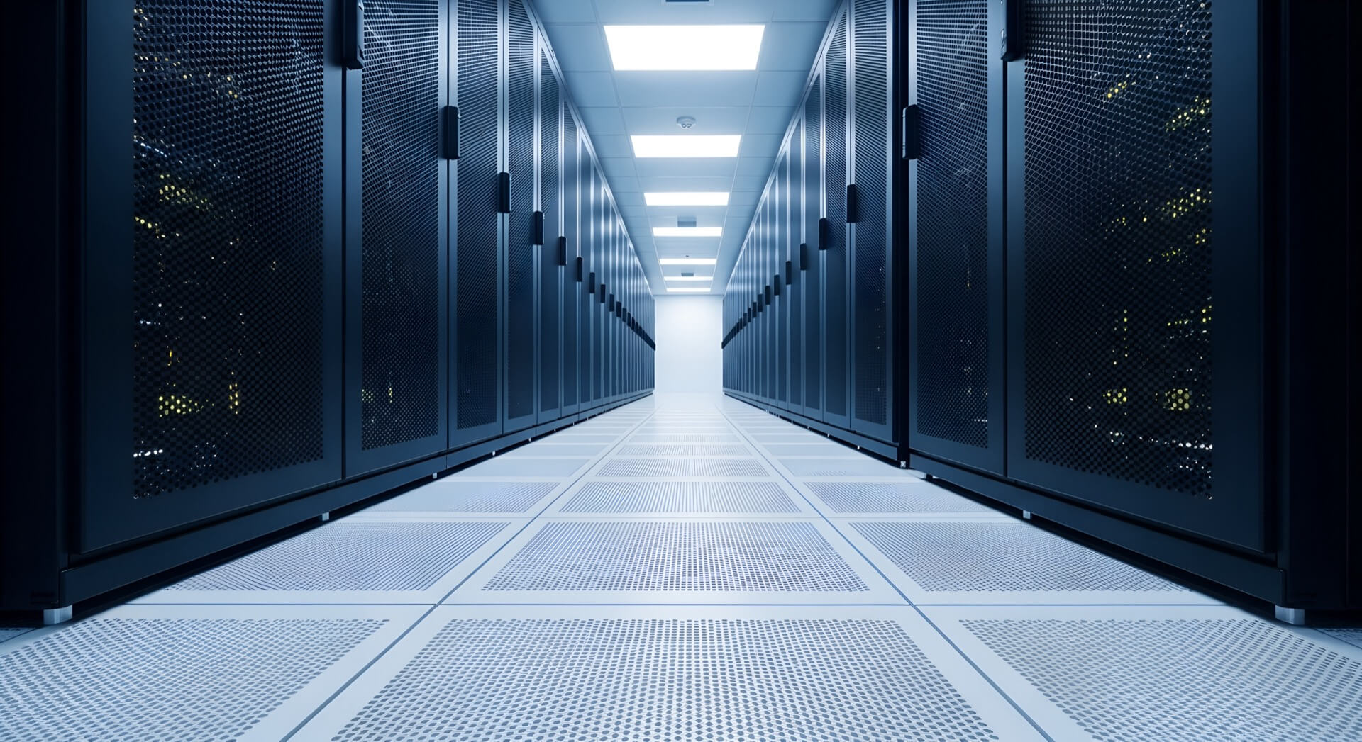 サーバーラックが両側に並ぶデータセンターの通路