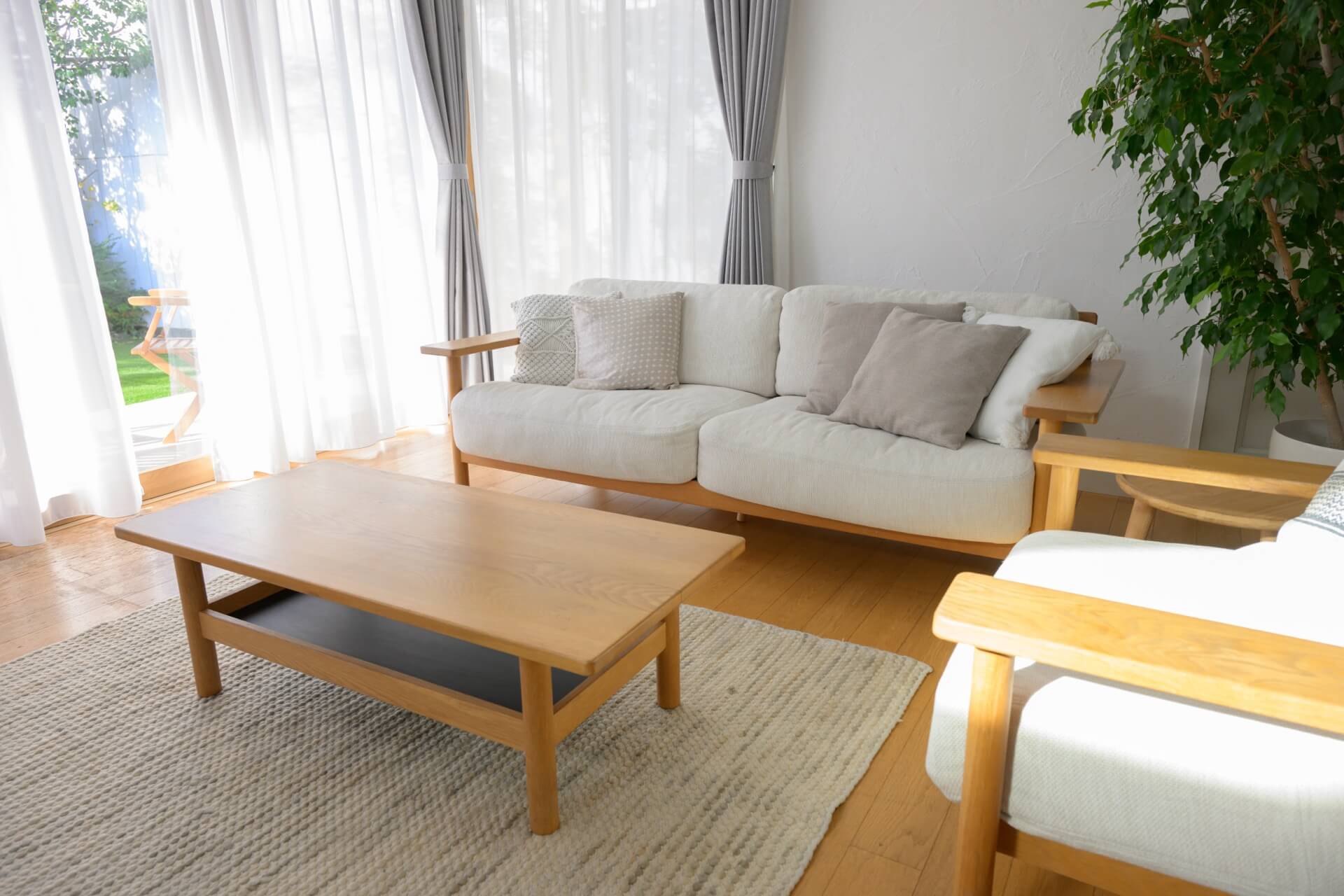 自然光が入る明るいマンションのリビング